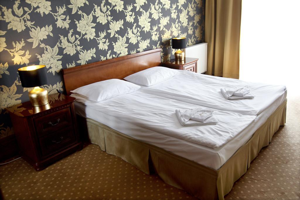 Amadeus Motel Lomza Bagian luar foto