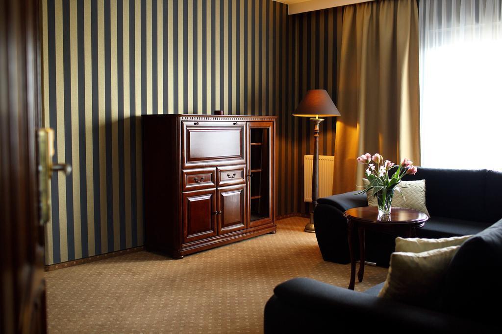 Amadeus Motel Lomza Bagian luar foto