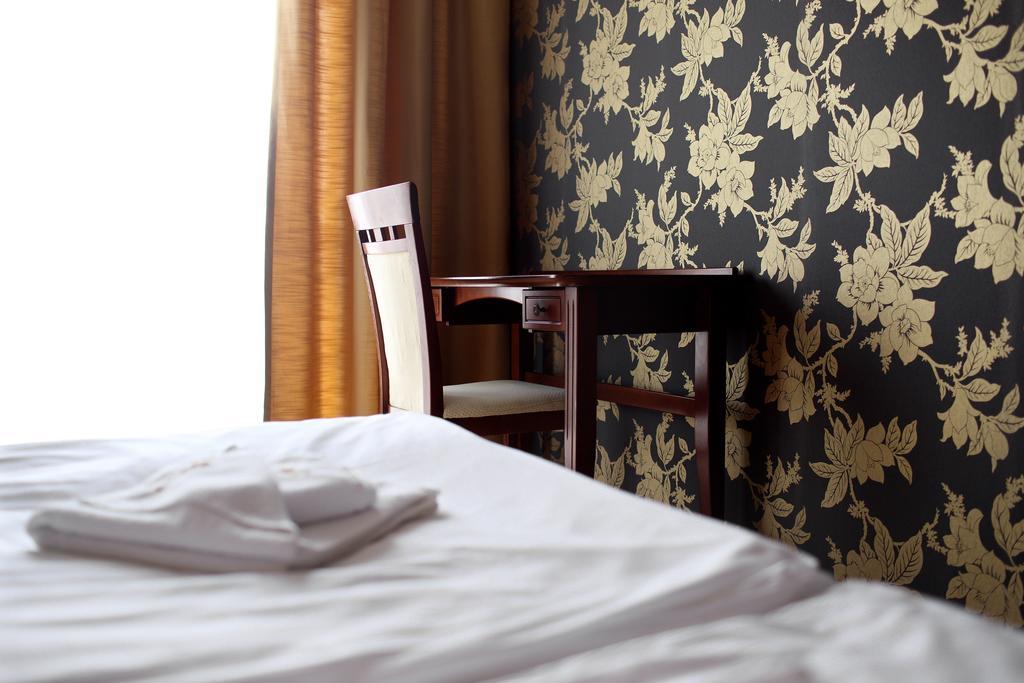 Amadeus Motel Lomza Bagian luar foto