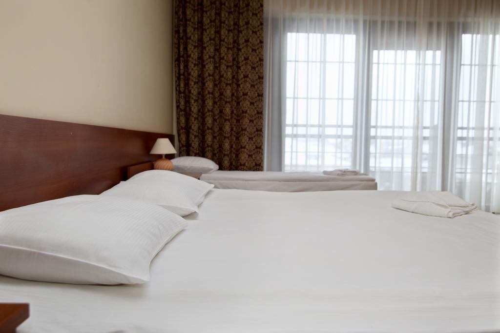 Amadeus Motel Lomza Bagian luar foto