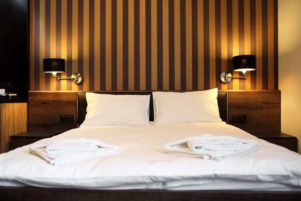 Amadeus Motel Lomza Bagian luar foto