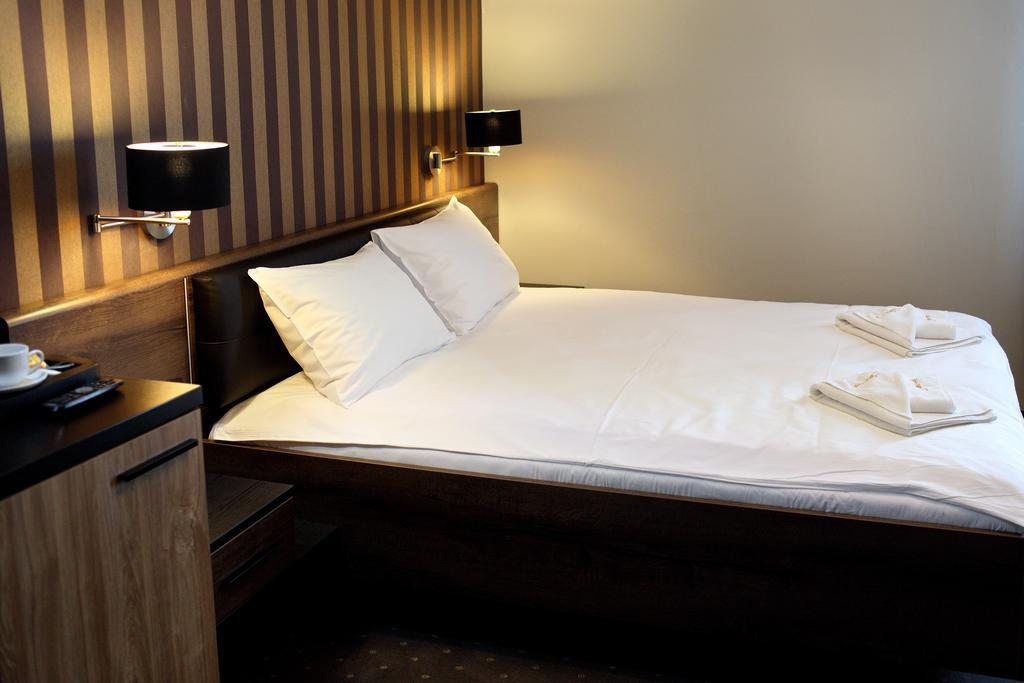 Amadeus Motel Lomza Bagian luar foto