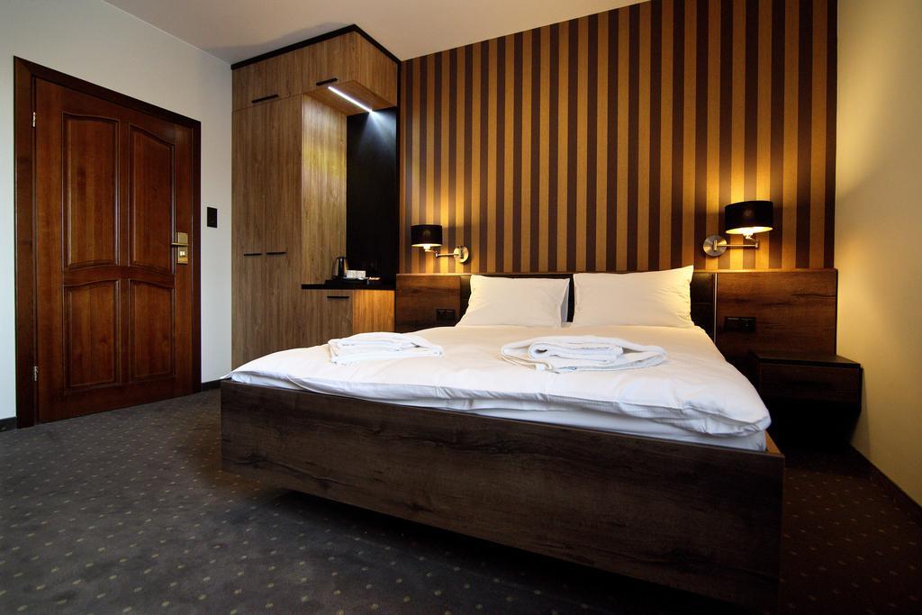 Amadeus Motel Lomza Bagian luar foto